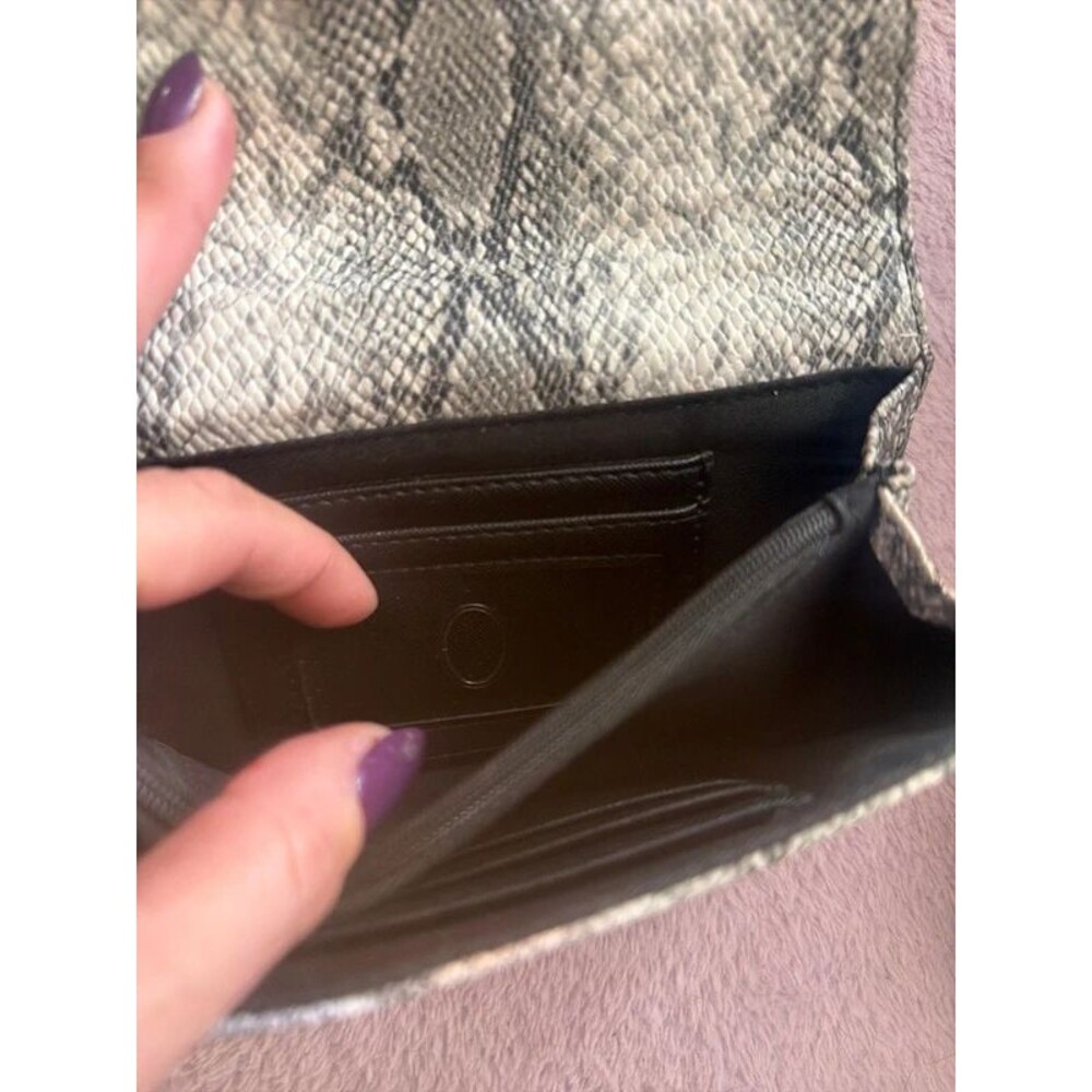 Guess Wallet - Picture 7 of 7